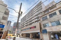 総戸数135戸のビッグコミュニティマンション。人気のJR「川口」駅徒歩4分の駅近好立地です。徒歩圏内には生活施設も充実しており、生活利便性良好です。