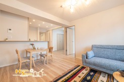 一日の終わりや休日には、憩いのひと時を味わいながらゆったりくつろぐことができる温かみ感じるリビング。