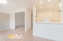 一日の終わりに夕日が美しく差し込むリビングは、落ち着いた雰囲気が魅力。カウンターキッチンとのつながりが、家族と過ごす温かな時間をより豊かにしてくれます。