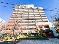 徒歩6分で駅へアクセスできる快適な立地に、プライバシー性を高める専用ポーチと便利なトランクルームを完備したマンション。大切なペットとも暮らせる住環境で、西向きの窓から差し込む夕日が、毎日の時間に安らぎを添えてくれます。