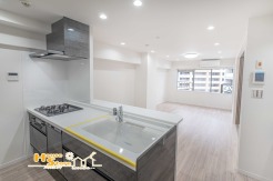 ダイニングと向き合う対面式キッチンは、家事動線を効率化し、配膳や片付けを快適に。日常のひとときも心地よく過ごせる空間です。
