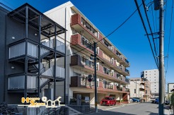 京浜東北線「川口」駅から徒歩14分、落ち着いた住宅街に佇むマンション。大型ショッピングモールまで徒歩8分のほか、生活に便利なお店も徒歩10分圏内に揃い、日々の暮らしに便利な立地です。