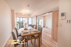 西向きの大きな窓からはあたたかな陽光が差し込み明るく開放感のあるリビング。やわらかな光と心地よい風に包まれ、いつでも快適にお過ごしいただけます。※家具調度品は見本となります。