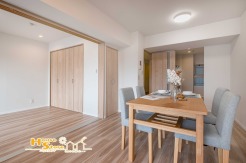 隣室とつなげることで約21帖の広々としたリビングとしても使用可能。ライフスタイルや住まう方の暮らし方に合わせて、自由にアレンジできる柔軟な住空間です。　※家具調度品は見本となります。