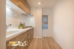 背面スペースにゆとりをもたせたキッチンスペース。備え付けの窓で換気をしながらお料理ができ、煙やにおいがお部屋にこもりにくい快適な設計です。