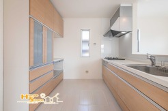 背面に収納棚を備えたキッチンは、食器や調理器具などをスッキリと整理しやすく使い勝手の良い空間。毎日の家事を快適に支えてくれる実用性に優れた設計です。