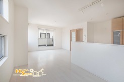 カウンターキッチンとつながるリビングは、空間全体に一体感をもたらす開放的な空間。家事をしながらでもリビングとのつながりを感じることが出来ます。