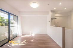 南東向きの大きな窓からたっぷりの陽光が差し込む明るいリビング。モニター付きインターホンを完備しているため突然の来客時も室内から確認ができ、防犯面でも安心してお過ごしいただけます。