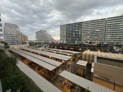 風雨から守られる屋根付きの駐輪場。照明もしっかりついて、夜間の足元も見やすく安心・安全です。