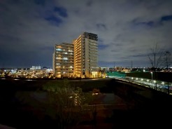 バルコニーから見る景色が季節の彩を感じさせてくれます。街を一望するパノラマで、夕刻には夜景を楽しむことができます。