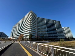 埼玉高速鉄道『浦和美園』駅徒歩７分の好立地です。オートロック・宅配ボックスなどの設備が充実した、ゆとりの３LDK・角部屋の快適な住まいです。安定した管理と修繕体制が行き届いた総戸数３８０戸のビッグコミュニティです。