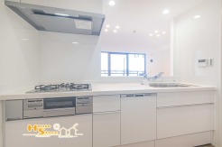 新規交換されたシステムキッチンは、作業しやすくお手入れも簡単。カウンターキッチン設計によりリビングとの行き来もスムーズで、快適な暮らしをサポートします。