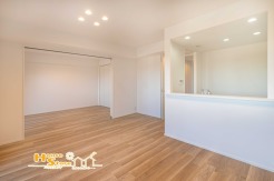 隣接したお部屋とカウンターキッチンによってより広く感じられるリビング。光と風が心地よく通り抜け、自然と視線が広がる開放的な空間は、ゆったりくつろげる居心地の良さにあふれています。