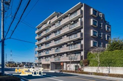 2路線が利用可能な『東川口』駅まで徒歩13分。通勤・通学に便利なアクセスに加え、周辺には生活利便施設も整い、毎日の暮らしが心地よく感じられる住環境です。