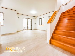 ２０帖の広々としたリビングにつながる階段は、家族のコミュニケーションが自然と生まれる設計。日々の暮らしもスムーズに進みます。洗面室から２階バルコニーへもアクセスしやすい便利な動線です。