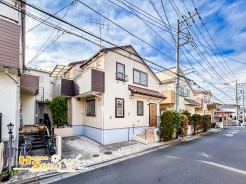 本日ご内覧可能です。南欧風デザインの魅力を取り入れ、スタイリッシュさと温かみを兼ね備えた住まい。低層住宅が並ぶ美しい街並みにも映える、素敵な一邸です。