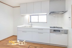 清潔感あふれるI型キッチンは空間を有効活用でき、広々としたリビングやダイニングとつながる開放感が魅力です。スライド収納や吊戸棚も充実して、調理道具や食器類もすっきりとまとめることができます。