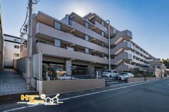 令和8年1月新規フルリノベーション済みの三方向角住戸！最上階の広々ルーフバルコニー付きでプライベートも楽しめます。