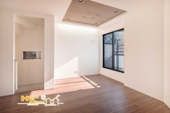 1号棟 約14帖のゆとりあるリビングが、あたたかく穏やかな空間を演出します。折り上げ天井は更に広く開放的な印象を与え、ご家族全員での団らんの時間をお楽しみいただけます。