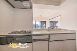 ダイニングと向き合う対面式キッチンは、家事動線を効率化し、配膳や片付けを快適に。日常のひとときも心地よく過ごせる空間です。
