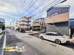 幅員5.9ｍの南東道路に面した日当たり良好な好立地。お車2台駐車可能なカースペース付きで仕事やお子様の送迎に使いたい方も安心の広さです。