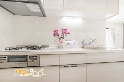 機能性と使いやすさを兼ね備えたシステムキッチン。豊富な収納を備え、調理から片付けまで快適にこなせる設計です。