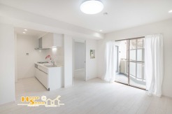 キッチンとリビングをスムーズに行き来できる、使い勝手の良いレイアウト。南向きの明るいリビングは、白のフローリングが空間をより開放的に演出し、心地よくくつろげる空間です。