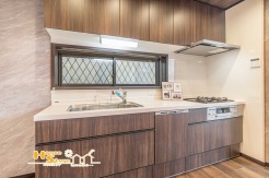 新規リフォームで生まれ変わったキッチンは、使い勝手に配慮したシステムキッチン。お手入れのしやすさと収納力を備え、日々の調理を快適に行えます。