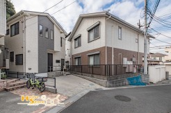 交通量の少ない閑静な住宅街に位置し、ほっと気持ちが落ち着く環境で、新しい暮らしを穏やかに始められます。