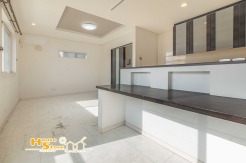 南西向きの窓からたっぷりの陽光が差し込む明るいリビング空間。あたたかな光に包まれ、ご家族との団らんの時間をより心地よく彩ります。