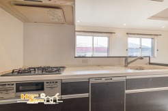 リビングの様子をうかがいながら家事ができる、開放感のあるカウンターキッチン。料理をしながらご家族の笑顔や会話を感じられ、自然とコミュニケーションが生まれます。