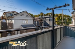 南西向きのバルコニーは、やわらかく穏やかな陽射しが心地よく、洗濯物も安心して干せます。日常の中に、ささやかな心地よさを添えてくれる空間です。