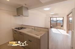 南向きの大きな窓から、たっぷりの陽光と爽やかな風が室内に広がります。一日の多くの時間を過ごすリビングは、明るく快適で心地よい空間です。