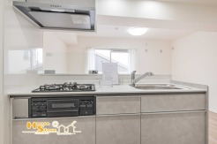 人気のシステムキッチンを備え、日々の調理も快適に行えます。リビングと一体感のあるカウンターキッチンは動線にも優れ、心地よくお使いいただける設計です。