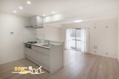 南東からのやわらかな陽光が広がる、明るく心地よいリビング空間。キッチンとの一体感があり、日々の暮らしをより快適に演出します。