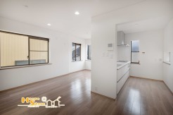 生活の中心となるリビングは、あたたかな日差しが降り注ぐ居心地の良い空間です。自然と会話が弾む設計は、住む人に笑顔を届けたいという想いが込められています。
