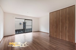 約13.5帖主寝室はべッドや家具を自由に配置しやすくお部屋のインテリアにこだわることができます。キレイな間取りのため、自分好みのレイアウトで様々な空間づくりを楽しむことができます。
