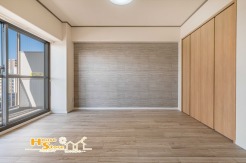 リビングに隣接した洋室は、大きな収納を備え、バルコニーにもつながる使い勝手の良い空間。一面に施されたアクセントクロスが、空間に表情を与えてくれます。