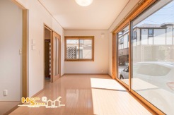 大きく開放的な窓から南向きのやわらかな日差しが差し込み、明るく心地よい空間に。自然光に包まれながら、ゆったりとした時間を過ごせそうです。