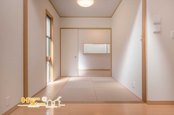 リビングに隣接した和室は、い草の香りが心地よい落ち着きのある空間。くつろぎの場としても活用でき、ダイニングにもつながる使い勝手の良い間取りです。