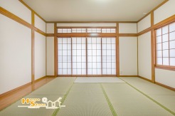 約９帖の広々とした和室。南西向きのやわらかな陽光が差し込み、い草の香りに包まれながら、ほっと落ち着く時間を過ごせる空間です。