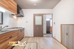 玄関からの動線が良好で、お買い物後の荷物も運びやすい間取り。収納スペースも近く、使い勝手の良さも魅力です。