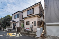 ３路線利用可能な『浦和』駅行きのバス停まで徒歩７分と、アクセスしやすい立地。徒歩１０分以内にお買い物施設もそろい、日々の暮らしに便利な住環境です。