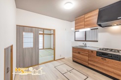 綺麗に生まれ変わったダイニングキッチンが、暮らしの中心に。和室へと自然につながる動線が、日々の家事やくつろぎをスムーズにします。窓から風が通り、空間全体が心地よく息づく場所です。