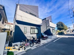 新生活を始めるのに最適な閑静な住宅街に構える美築。南側公道（幅員６ｍ）に面して日当たりの確保ができる好立地です。