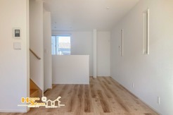 やわらかな木目が印象的なフローリング張りは窓からあたたかな日差しが照らすリビングをナチュラルで落ち着きのある住空間に彩ります。


