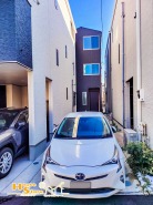 ２台縦列駐車可能なカースペース付き（車種による）。出勤や送迎、お買い物や遠出など生活で複数台必要な方にも安心です。