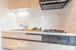 使い勝手とデザイン性を兼ね備えたシステムキッチン。お手入れがしやすく、毎日のお料理も快適に楽しめます。収納も豊富で、調理器具や食器類をすっきり整理できるのも嬉しいポイントです。
