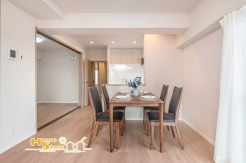 リビングに2部屋の洋室が隣接し、住まいの中心と自然につながる間取り。扉を開ければ空間を一体として使うこともでき、背面カウンターを備えたセミオープンキッチンとあわせて、心地よい一体感を演出します。