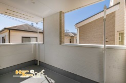 インナーバルコニーは、急な雨でも洗濯物をすぐ取り込める安心感があります。さらに、外からの視線を遮りやすいため、リビングのプライベートをまもります。